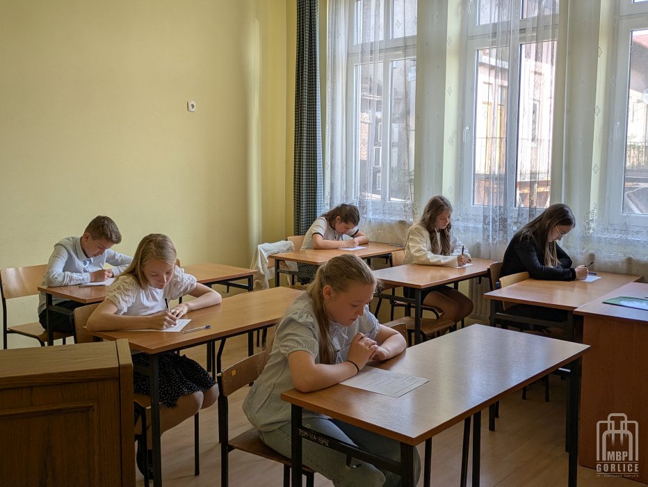 Biblioteka Gorlice, Powiatowy Konkurs Czytelniczy Grupa uczestników rozwiązuje test
